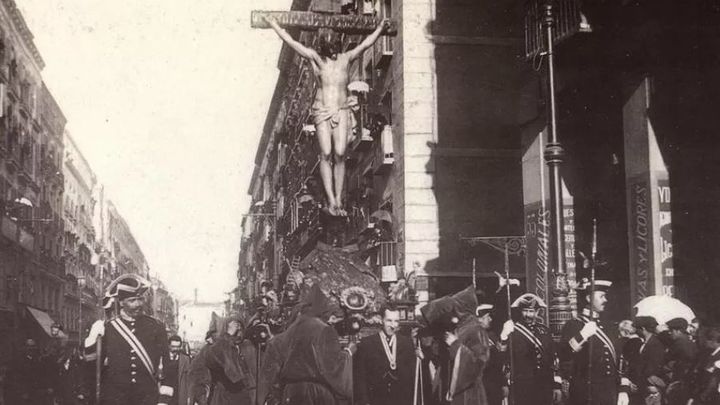 Imagen del Cristo de la fe por las calles de Madrid en 1905 / Archivo