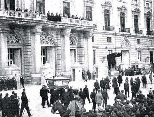 Procesión en la calle del Palacio Real de la Santa Urna / historiasmatritenses.es