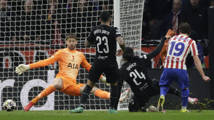 Julián Alvarez ante el Tottenham / EFE