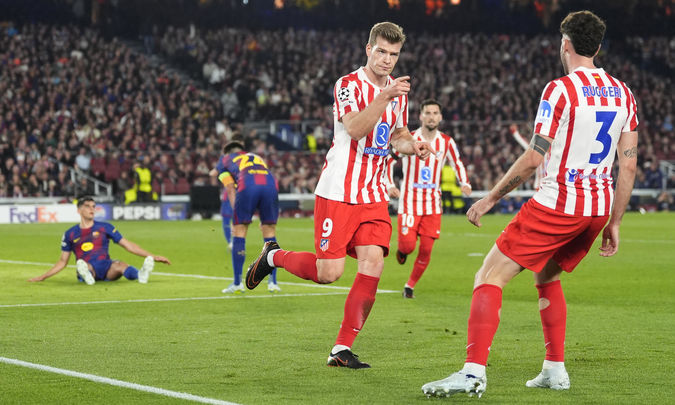 Sorloth ante el Barça / EFE